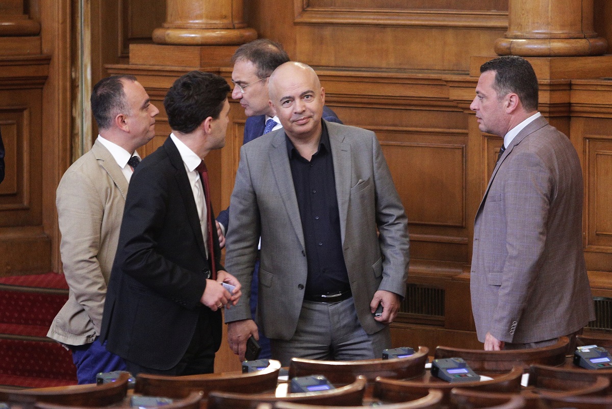 Юлия КУЛИНСКАГЕРБ се опитаха да бойкотират работата на парламента. Вчерашното
