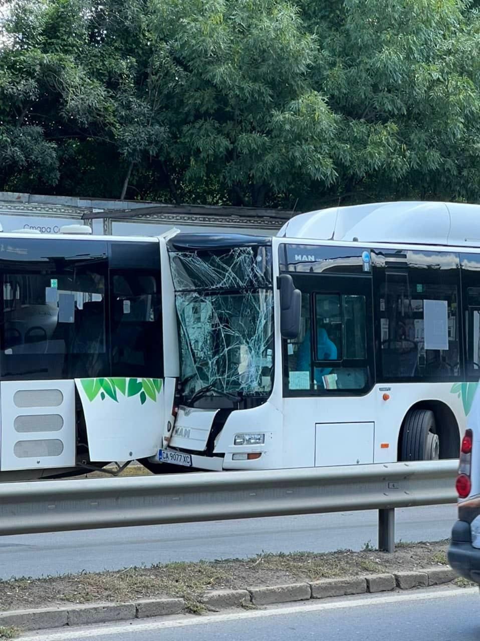 Петима души са пострадали при катастрофа между два автобуса на