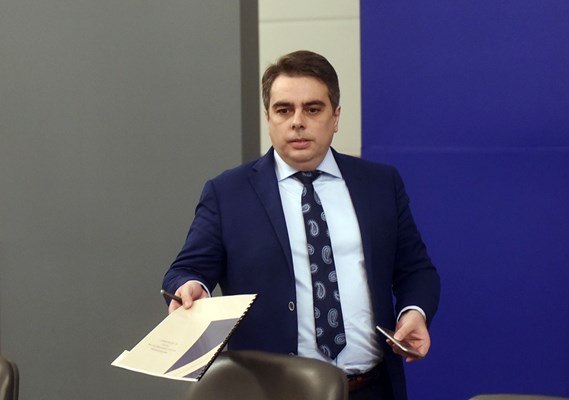 Финансовият министър Асен Василев и неговият екип вече търсят варианти