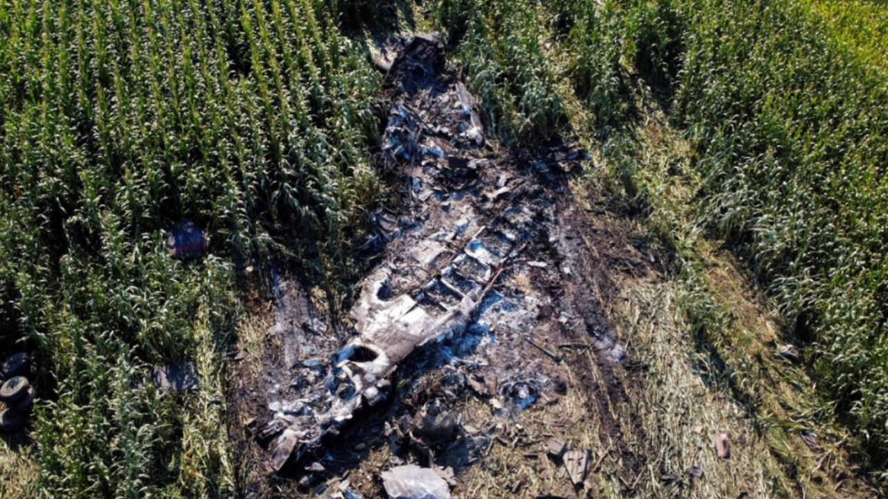 Товарен самолет Ан 12 на украинската авиокомпания Меридиан се разби близо