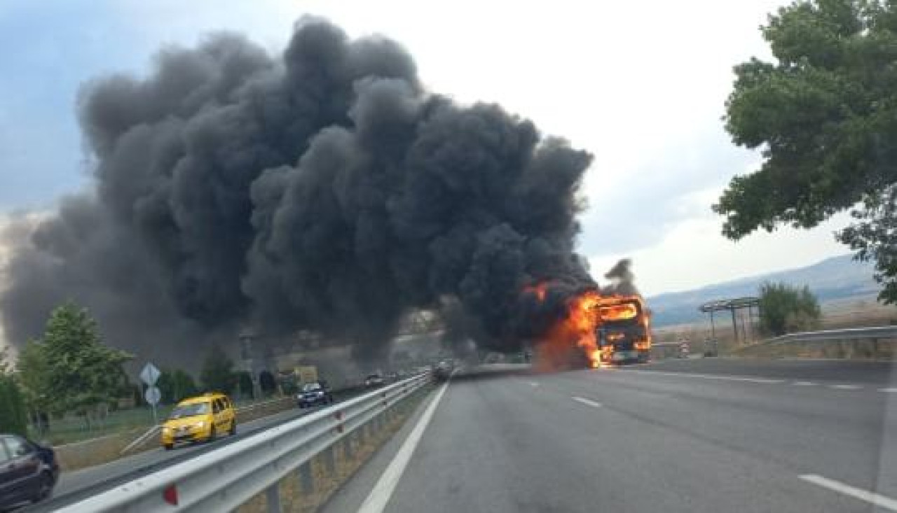 Автобус в който са пътували 50 души се е запалил