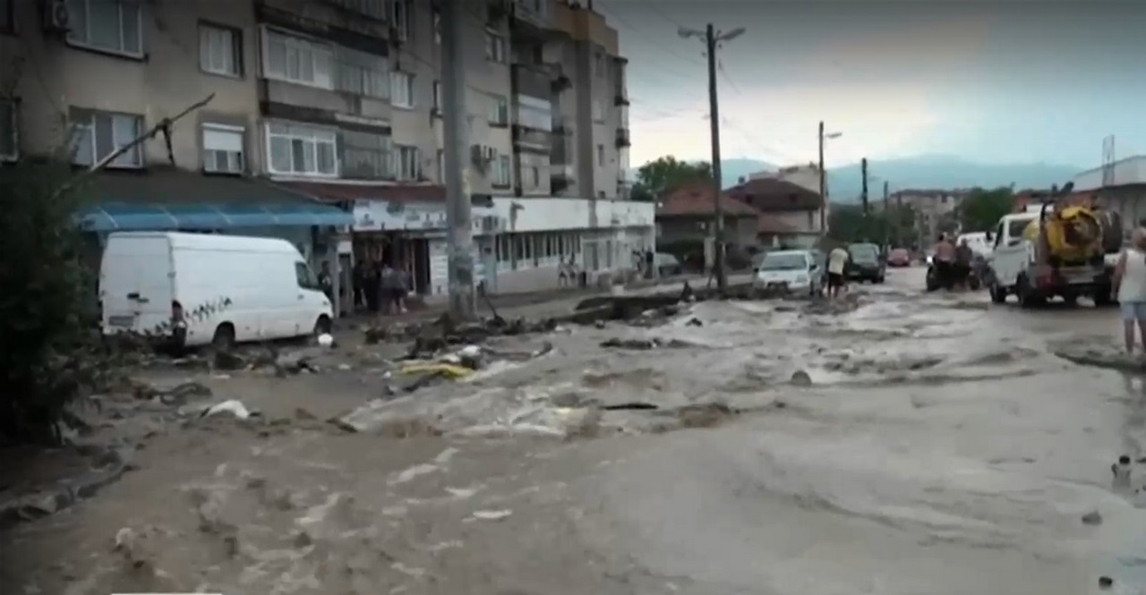 Частичното бедствено положение край Карлово продължава заради огромното количество дъжд Дъждовната