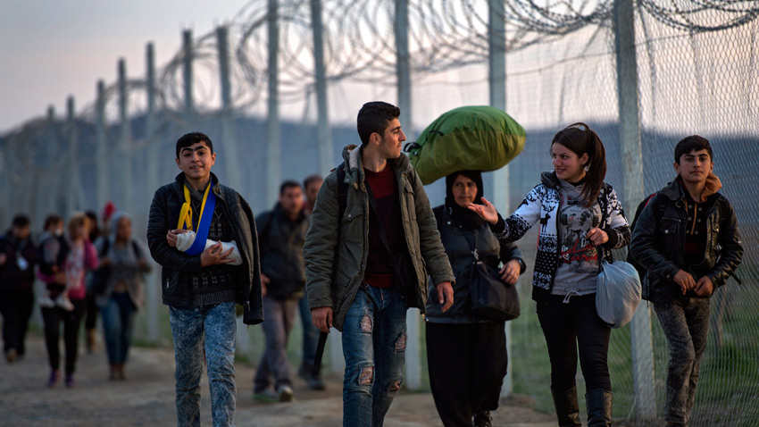 Гърция се опитва да овладее мигрантския натиск с удължаване на
