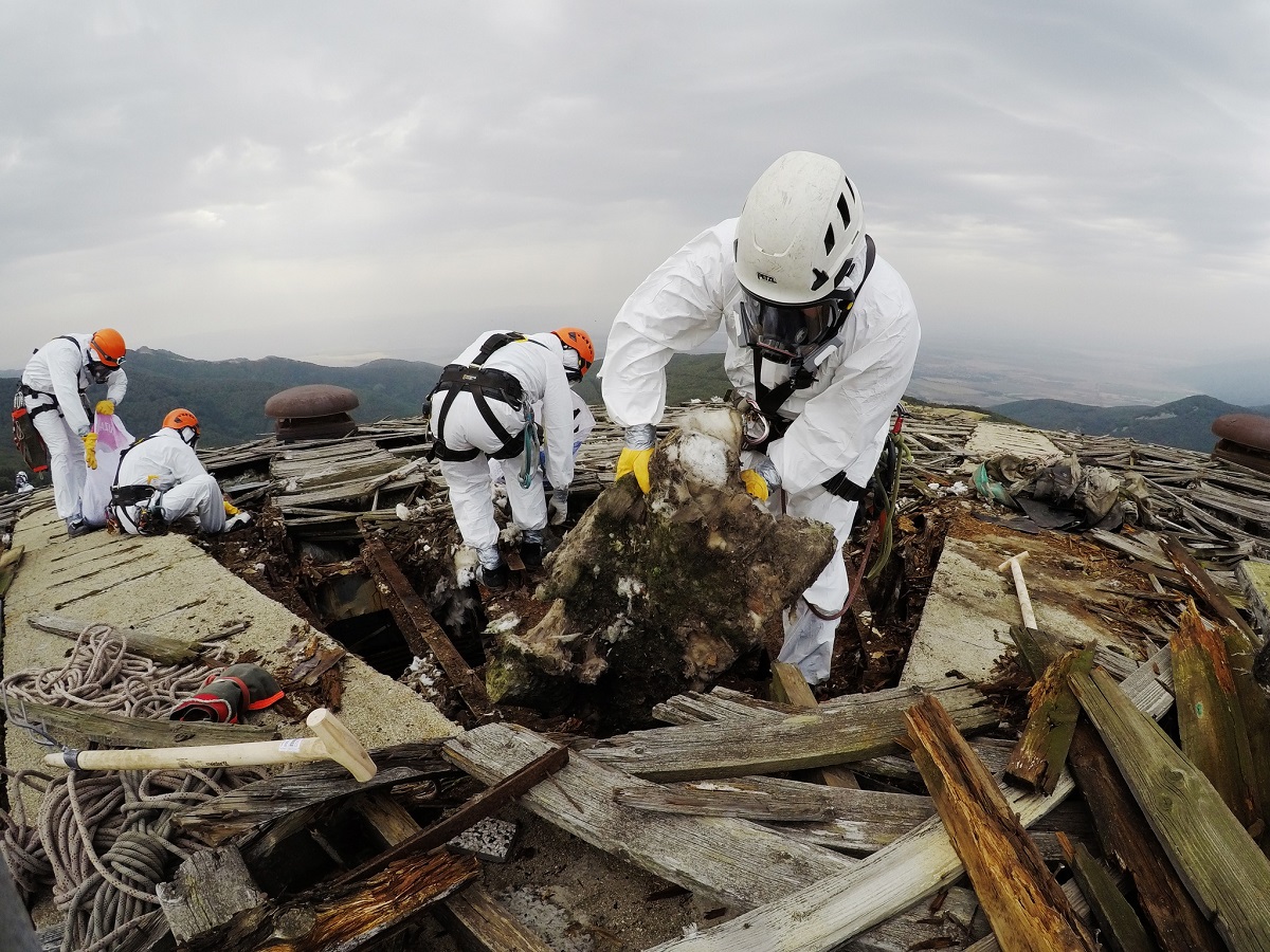 Почистване на отломките от покрива на монумента на Бузлуджа започна