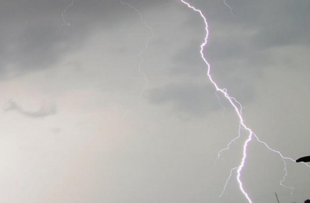 Оранжев предупредителен код за опасни валежи и гръмотевични бури е