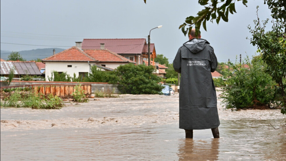 Наводненията не подминаха и Копривщица. Там река Тополница и Бяла