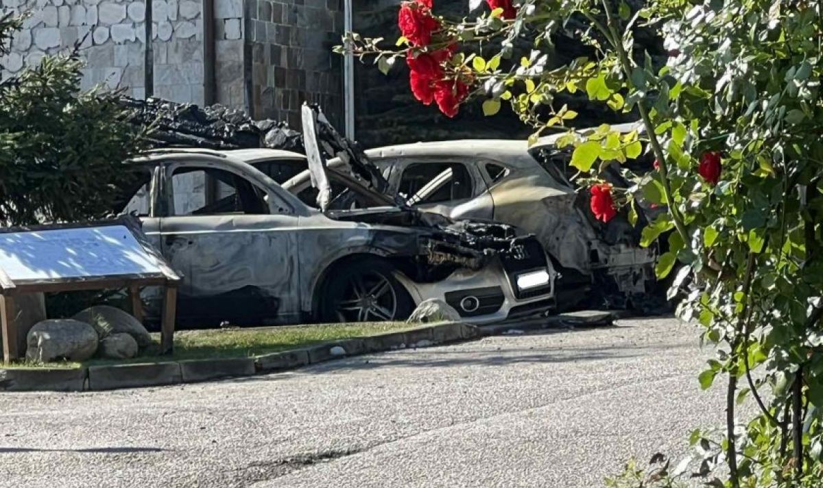 Девет коли изгоряха на паркинг на хотелски комплекс в Банско,
