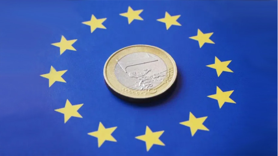 Еврото потъна под 0,99 щатски долара, което е 20-годишен минимум,