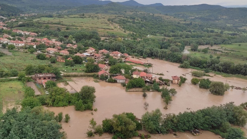 Продължава борбата с водната стихия която потопи няколко населени места