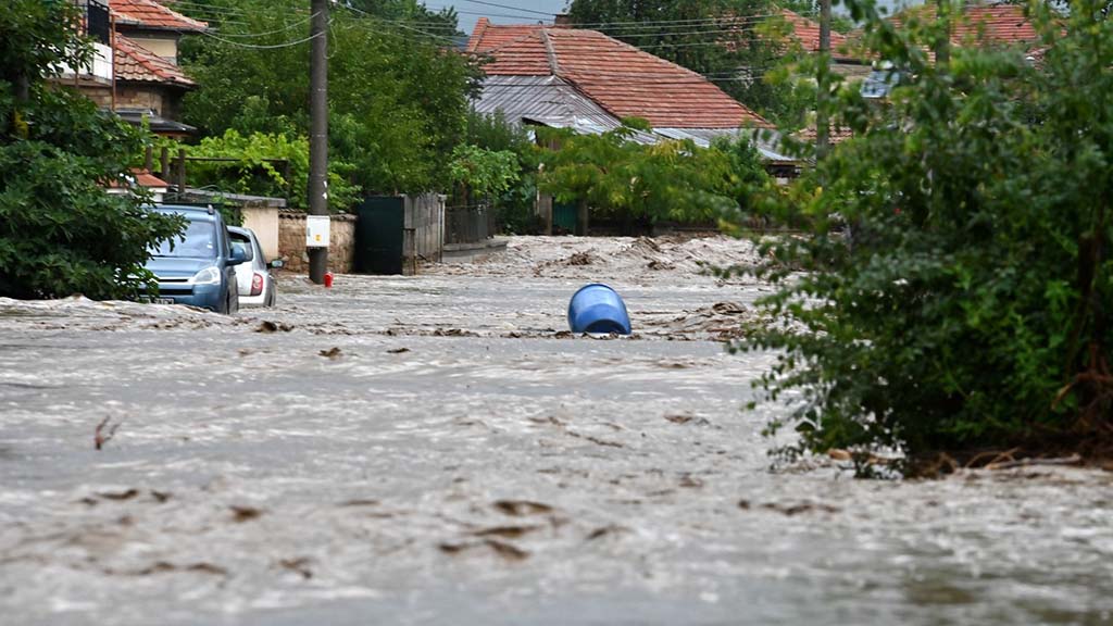 В едно от най засегнатите от наводненията села Трилистник обичайна