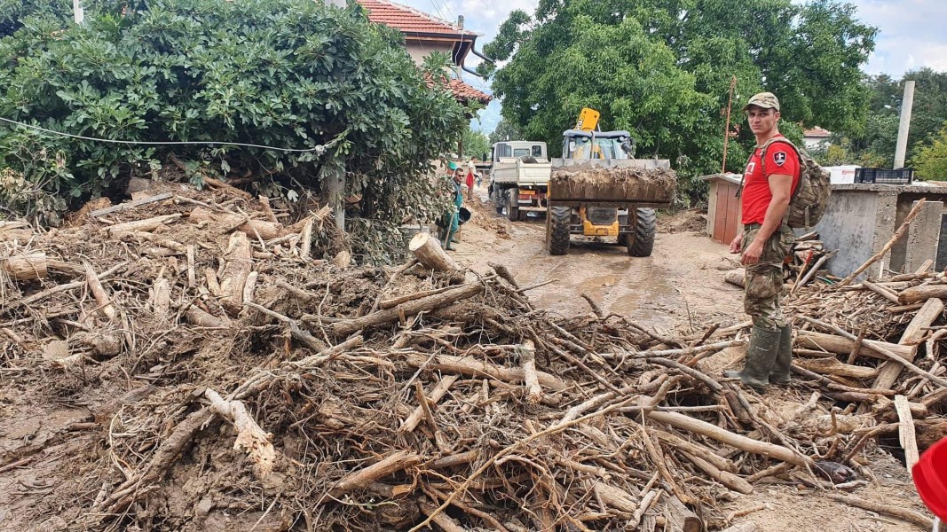 Осми ден пострадалите от наводненията в карловските села Богдан Каравелово
