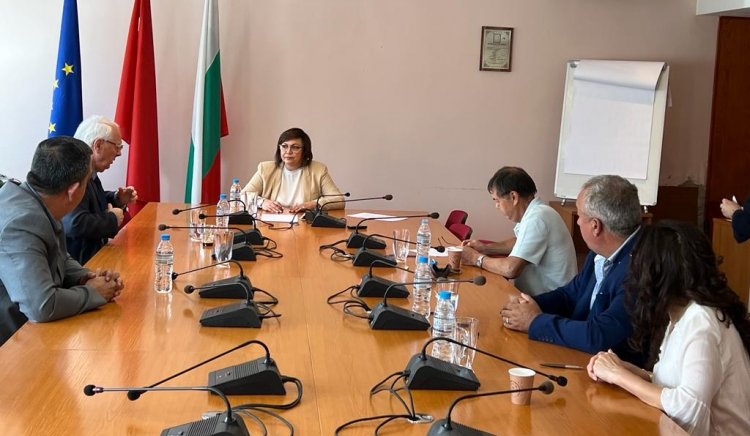 Лидерът на Българската социалистическа партия Корнелия Нинова подписа споразумение за