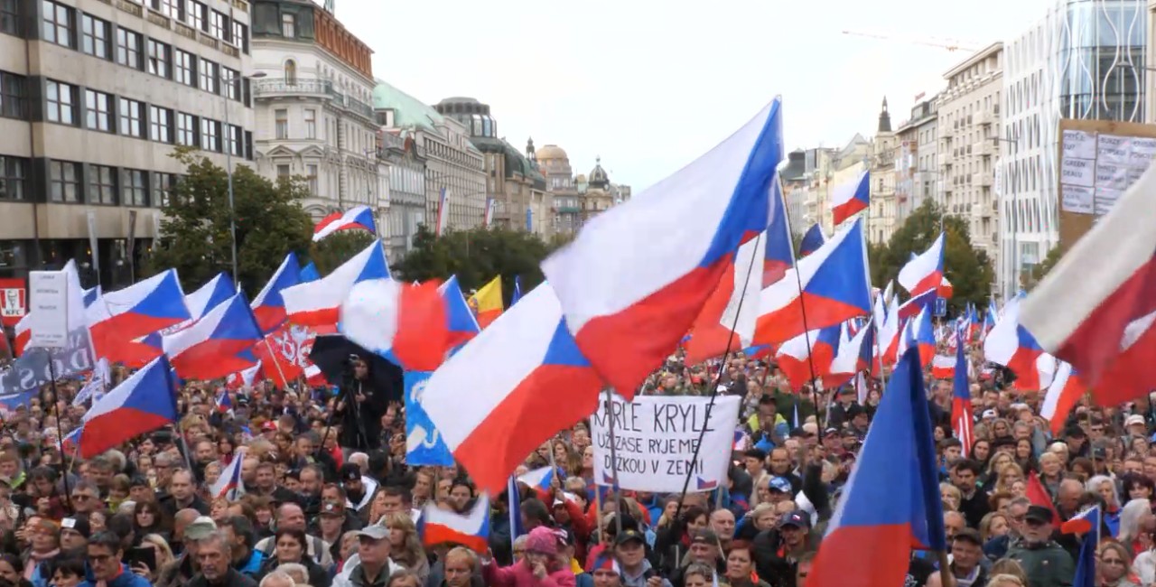 Десетки хиляди демонстранти се събраха отново в сряда в чешката