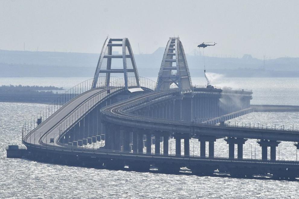 В резултат на експлозия на камион на Кримския мост са