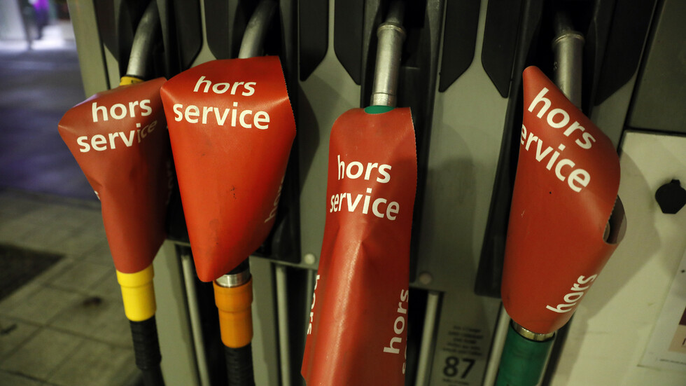 Криза за гориво във Франция Дълги опашки от шофьори се