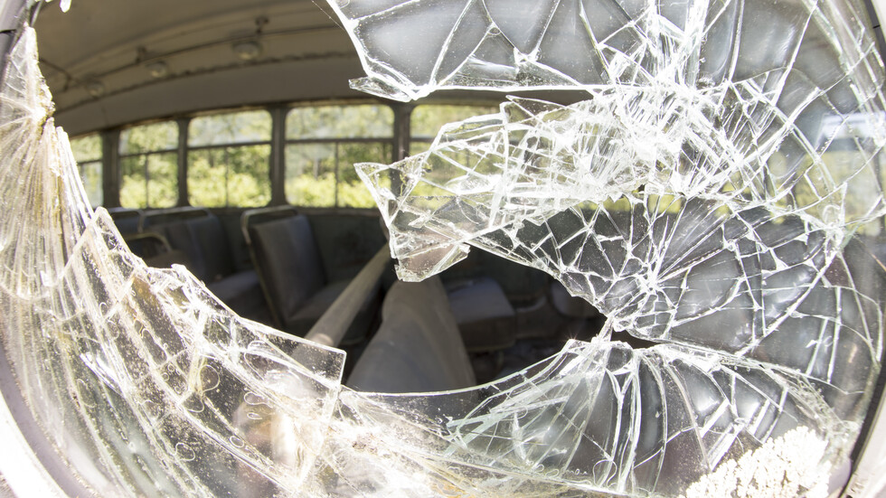 Най-малко двама души загинаха и 11 бяха ранени, когато автобус