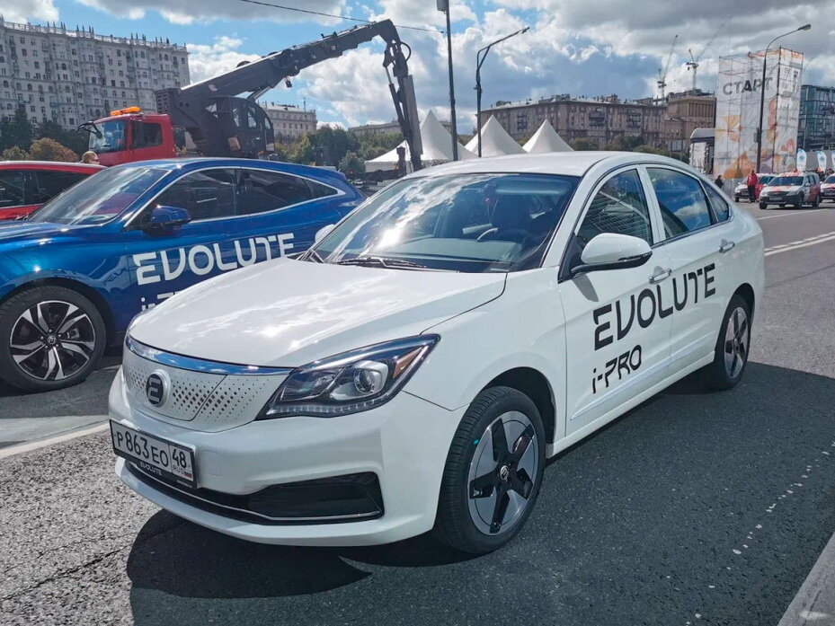 Руският автомобилен производител Motorinvest започна продажбата на седаните Evolute i Pro
