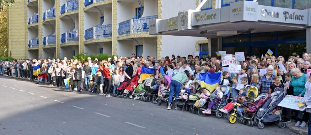 Десетки украински бежанци, настанени в хотели в курорта “Златни пясъци“,