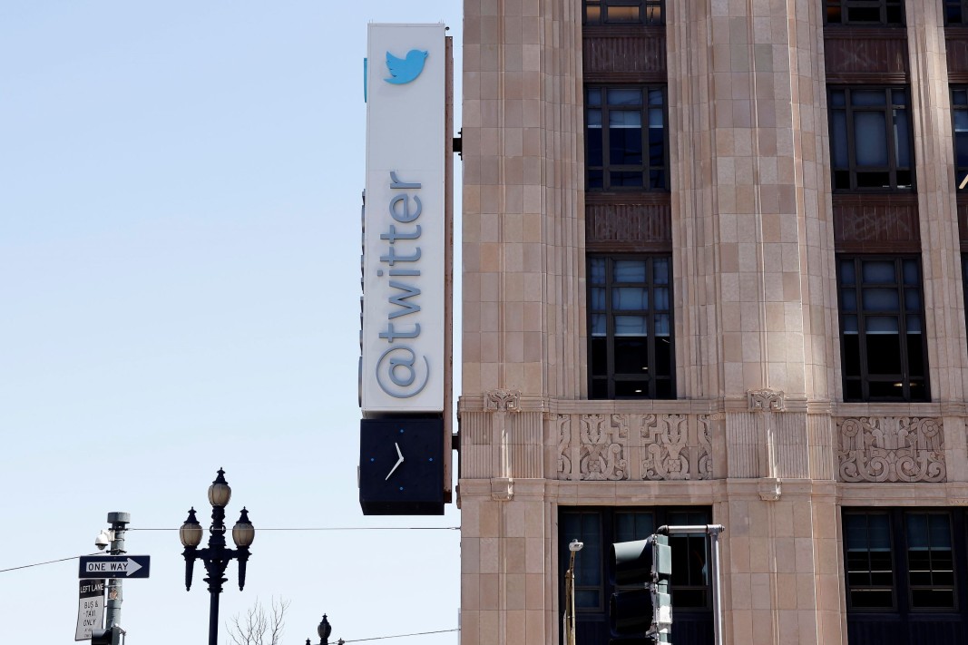 Туитър уволнява около 50 процента от служителите си по света,