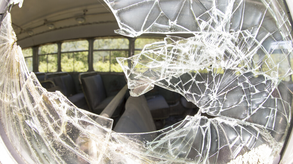 Най малко 7 души са загинали когато автобус се е сблъскал