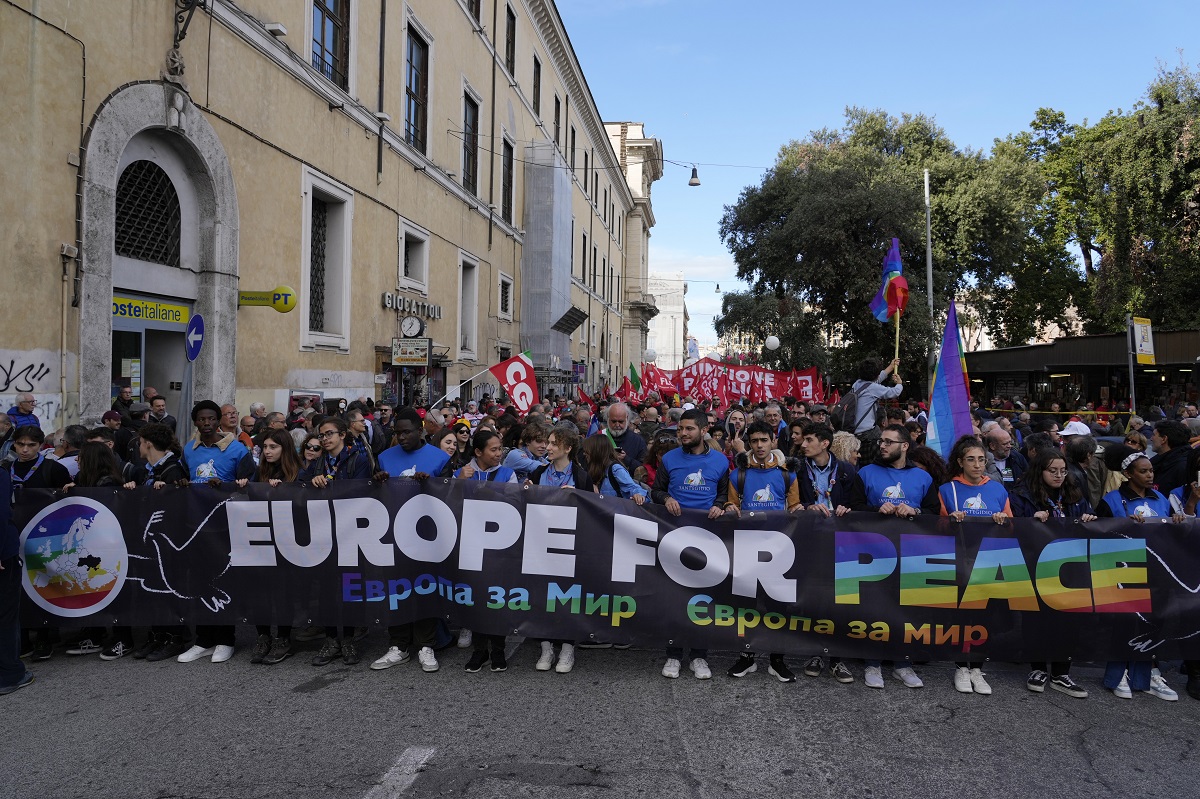Десетки хиляди хора в Италия участваха в съботния марш Европа