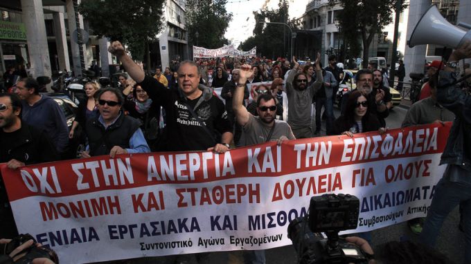 Мащабна 24 часова стачка на синдикатите блокира Гърция информира БНР