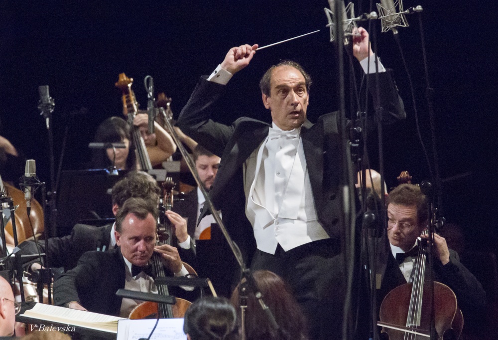 Маестро Емил Табаков ще застане на диригентския пулт на Софийската
