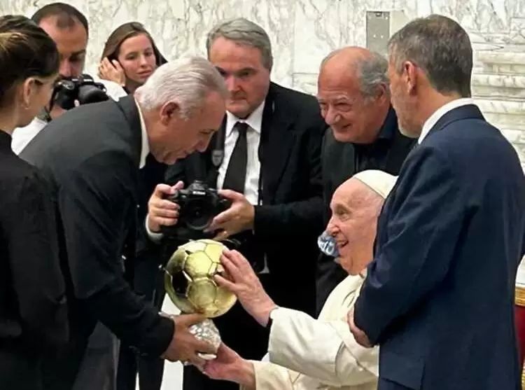 Христо Стоичков подари на папа Франциск копие от Златната топка,