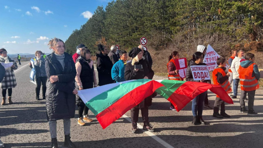 Жителите на Омуртаг блокираха главния път София Варна заради продължаващото в