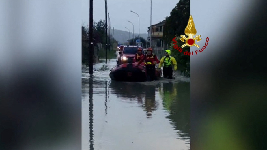 Наводнения засегнаха Южна Италия след обилни валежи в неделния ден,