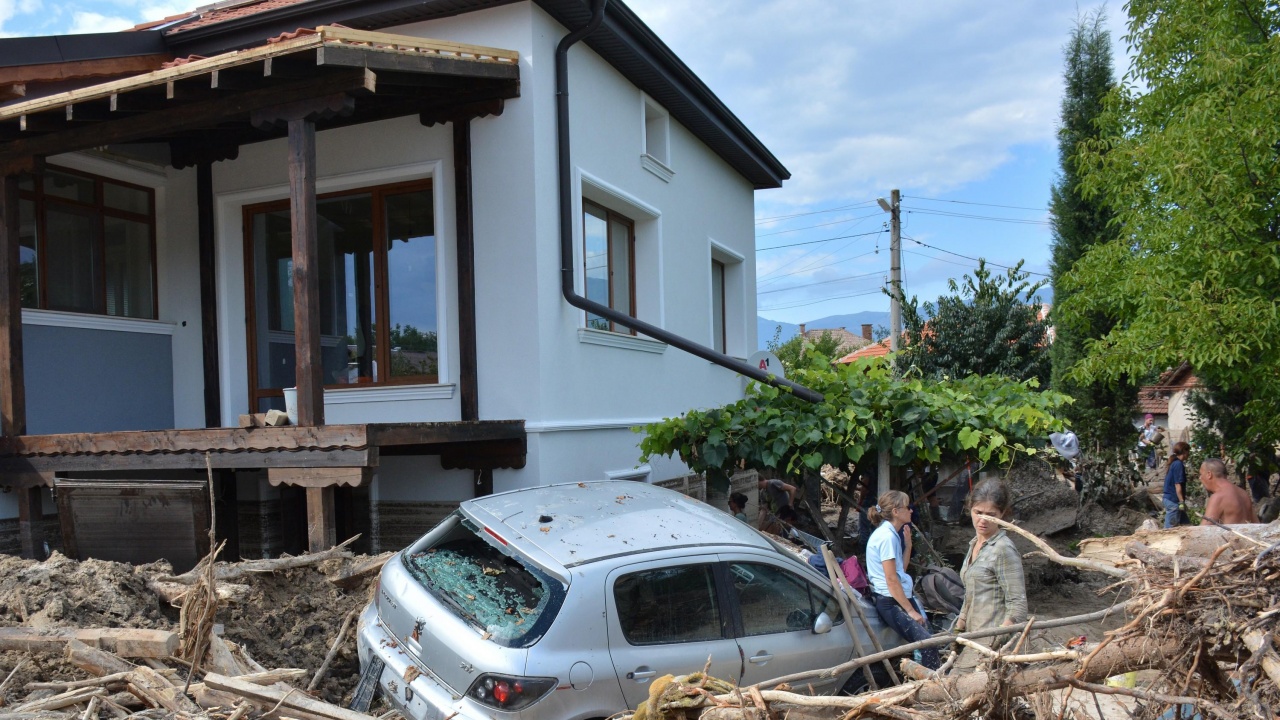 Хората от пострадалите от наводненията села в Карловско – Богдан,
