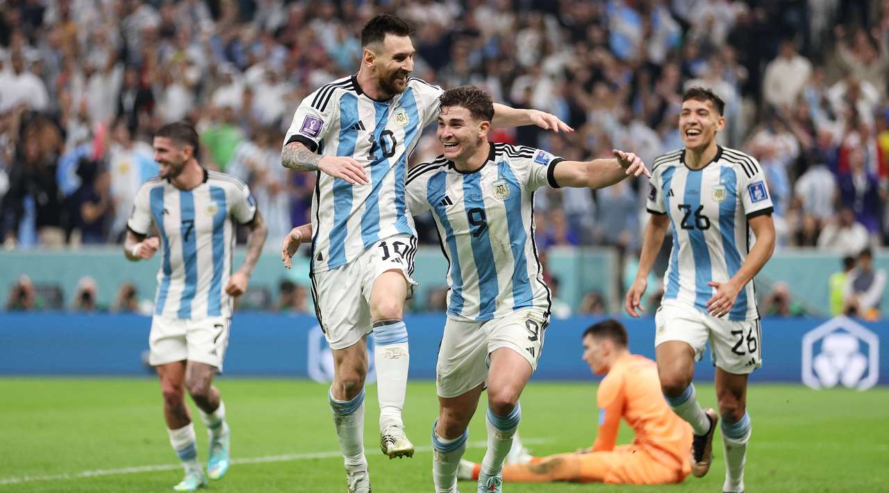 Аржентина попиля Хърватия с 3 0 и е първият финалист на