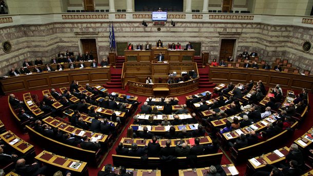 В атмосфера на остри дебати и протести пред парламента гръцките