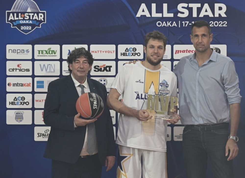 Българският баскетболен национал Везенков изведе своя тим до победа в