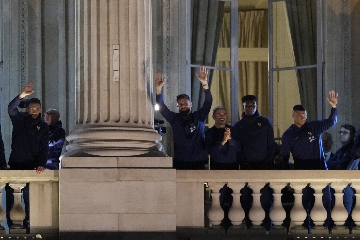 Френският национален отбор се прибра в Париж след драматичната загуба