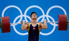  Трикратният олимпийски шампион по вдигане на тежести Люй Сяоцзюн Китай