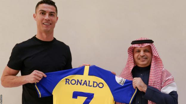 Португалската футболна звезда Кристиано Роналдо подписа договор с отбора от