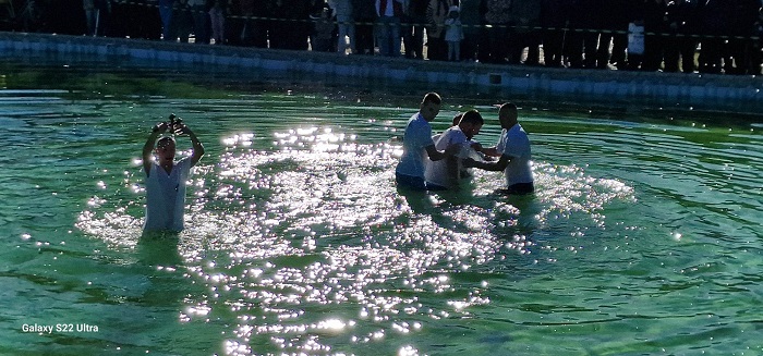 14 годишният ученик Калин Цветков извади Богоявленския кръст от водитена езерото