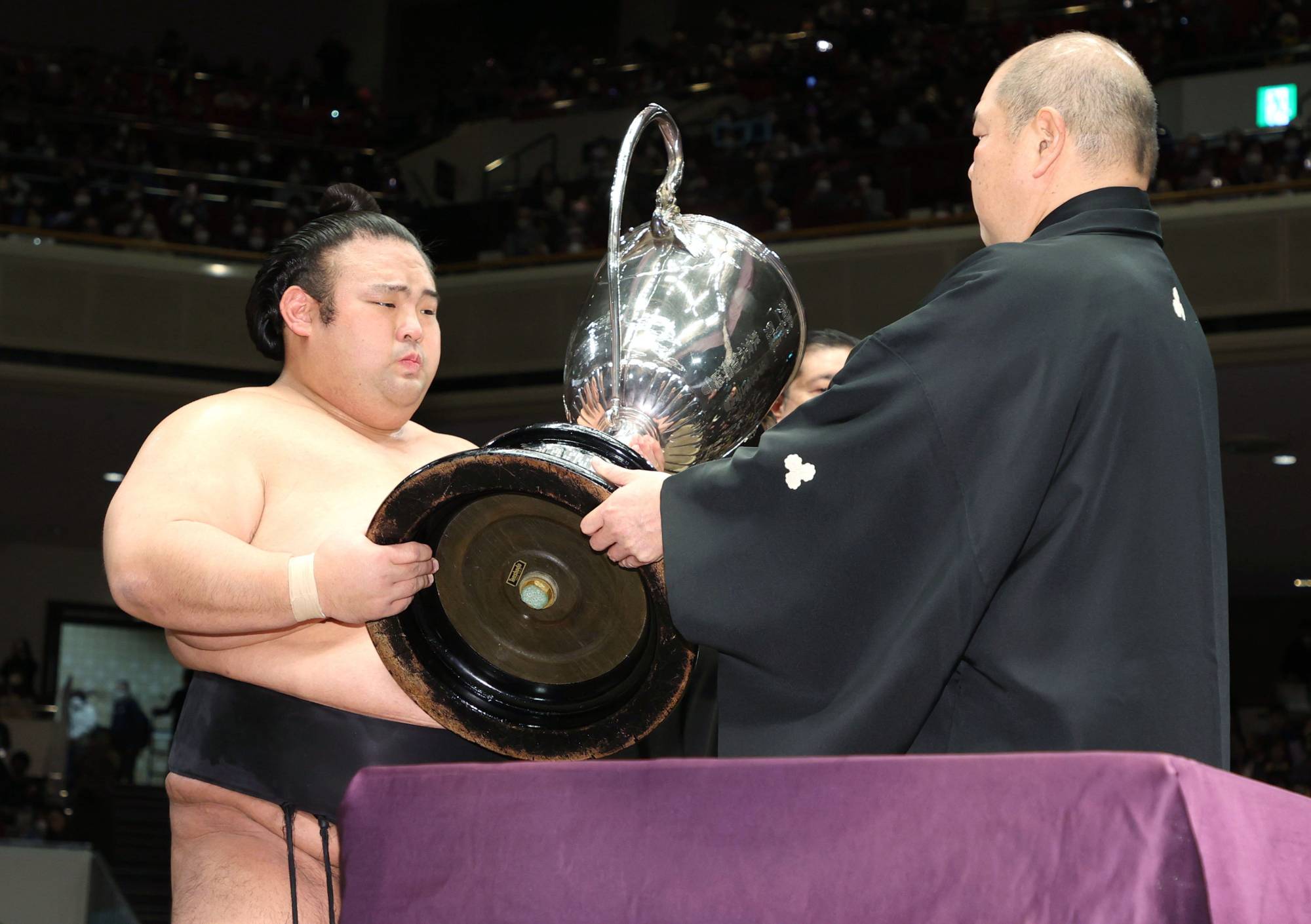 Даниел Иванов Аоияма допусна седма загуба на януарския турнир по сумо