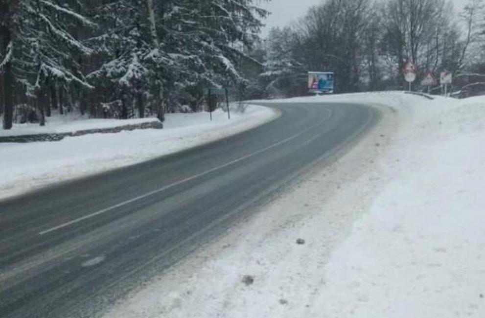 Силен сняг вали на прохода Предел има закъсали камиони 20 снегорина