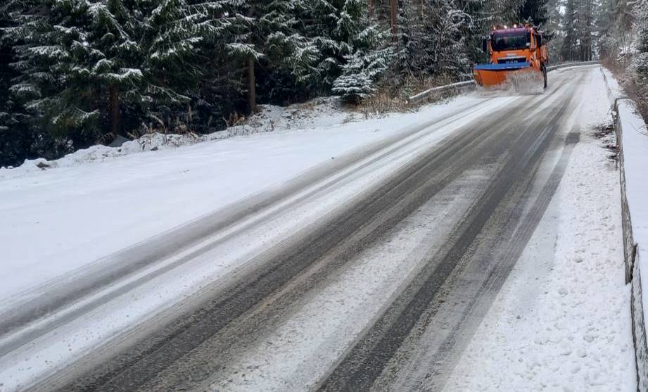 Близо 300 снегопочистващи машини обработват пътните настилки в районите със