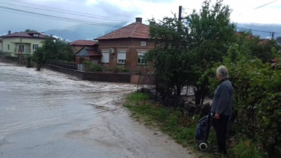 Продължава почистването на речните корита в селата Каравелово и Богдан,