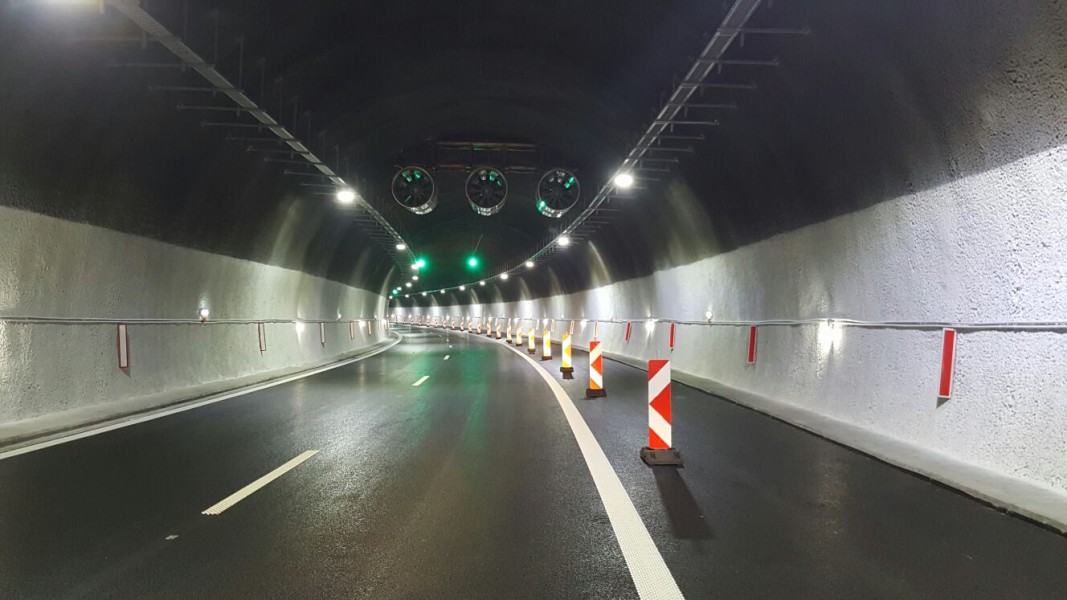 Горящ автомобил в тунел Витиня на магистрала Хемус ограничи движението