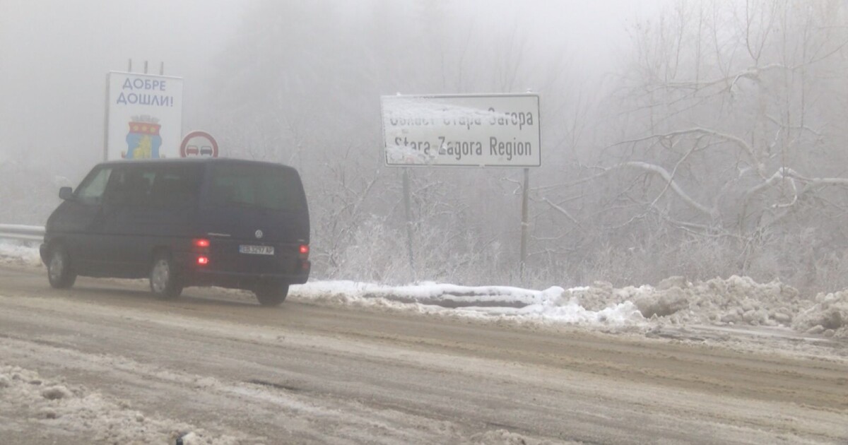 Обстановката на прохода Шипка се усложнява заради обилен снеговалеж, информира