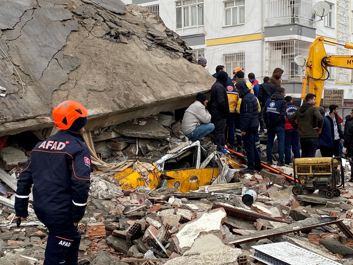 Ден след опустошителното земетресение в Турция и Сирия продължават усилията