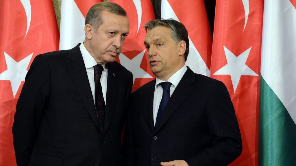 Унгарският външен министър Петер Сиярто обвини посланика на САЩ в
