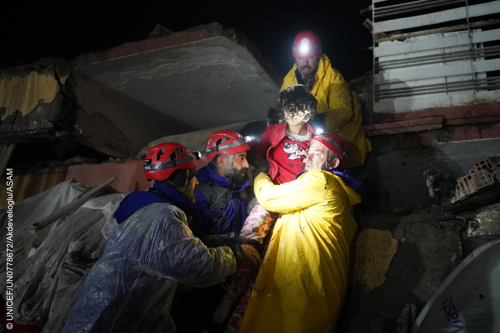Български доброволци откриха още един жив човек в развалините в