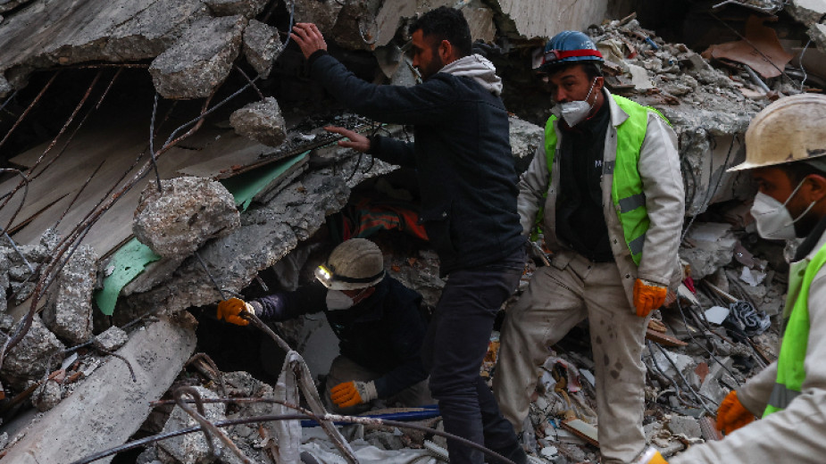 77 годишна жена бе спасена след 212 часа под развалините от
