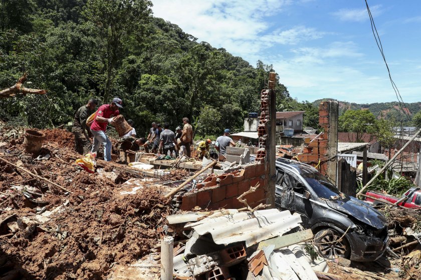 46 души загинаха при наводнения в Бразилия информира БНТ Спасителни