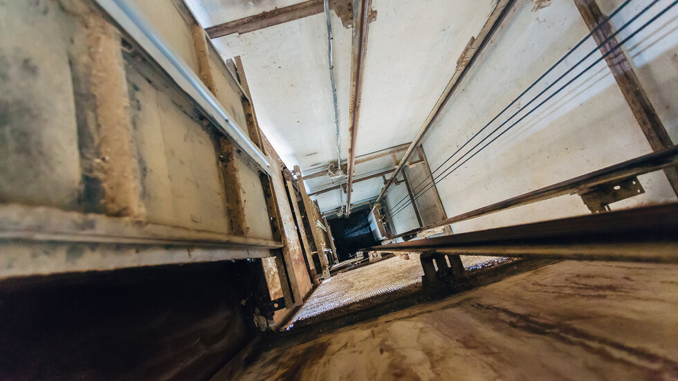 Мъж загина след падане в асансьорна шахта в София, научи